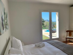 4 bedrooms, iron/ironing board, WiFi, bed sheets