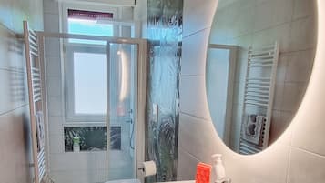 Dusche, Haartrockner, Bidet, Handtücher