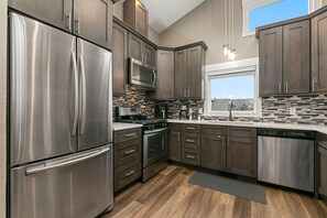 Kylskåp, mikrovågsugn, ugn och spishäll