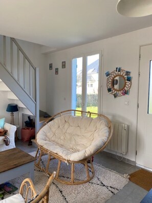 Télévision, lecteur de DVD, livres