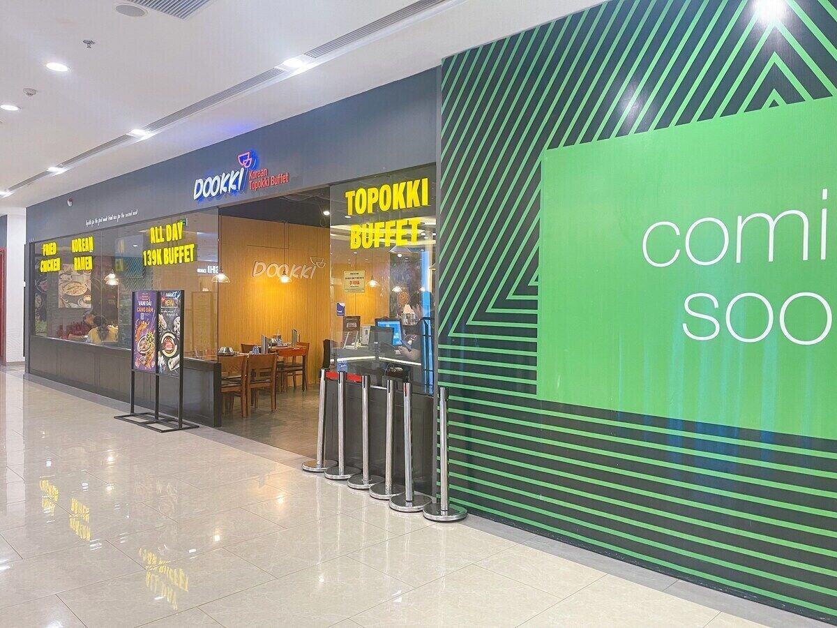 A food court with a Topoki Buffet and a Dookki Korean BBQ restaurant.