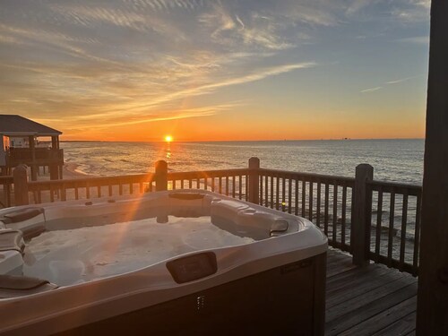 Luxury Beachfront Oasis with hot tub on Dauphin Island, 4bd/2bth - Waterbirds