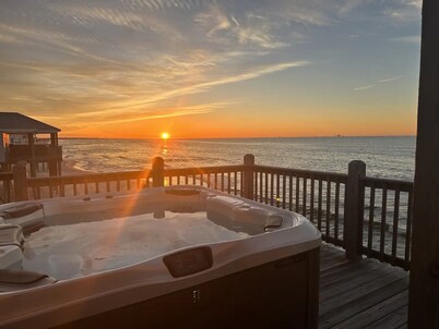 Luxury Beachfront Oasis with hot tub on Dauphin Island, 4bd/2bth - Waterbirds