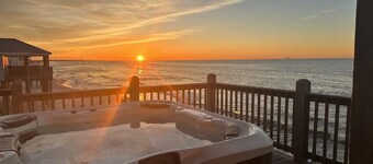 Luxury Beachfront Oasis with hot tub on Dauphin Island, 4bd/2bth - Waterbirds