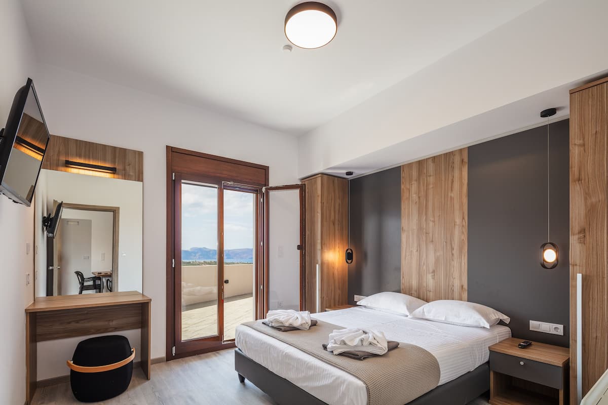 Un dormitorio moderno con cama, mesita de noche y un espejo grande.