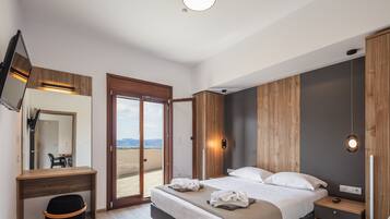 Suite Superior | 3 kamar tidur, meja kerja, tirai kedap cahaya, dan kedap suara