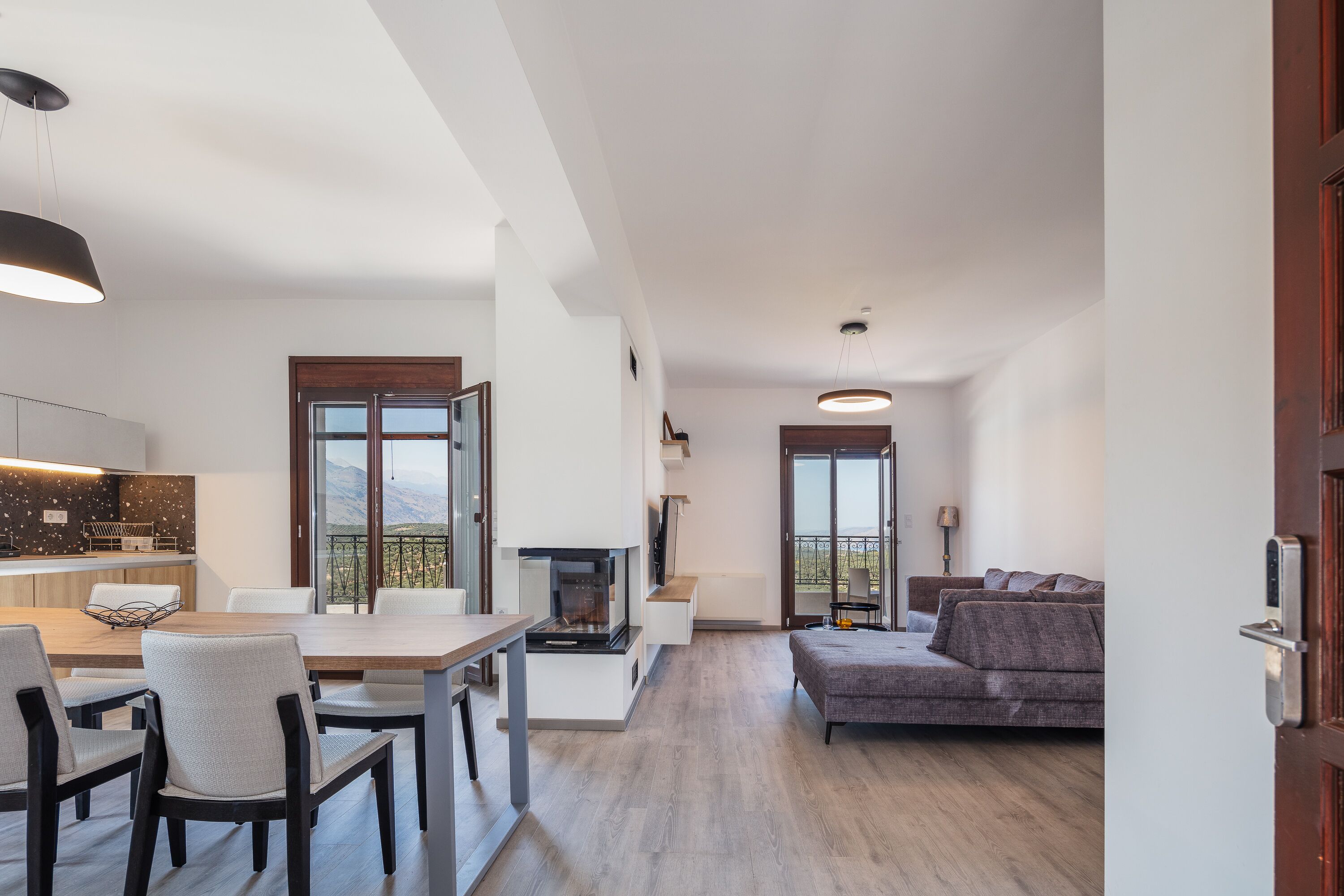 Penthouse Eksklusif | Makan di kamar