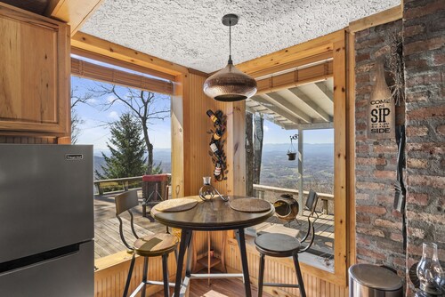 Secluded Cozy Cabin with Hot Tub