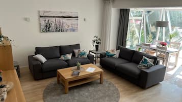 Smart-tv, dvd-spelare och böcker