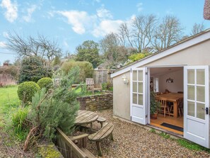 Outdoor dining - 4 bedroom accommodation in Osmington (Osmington)