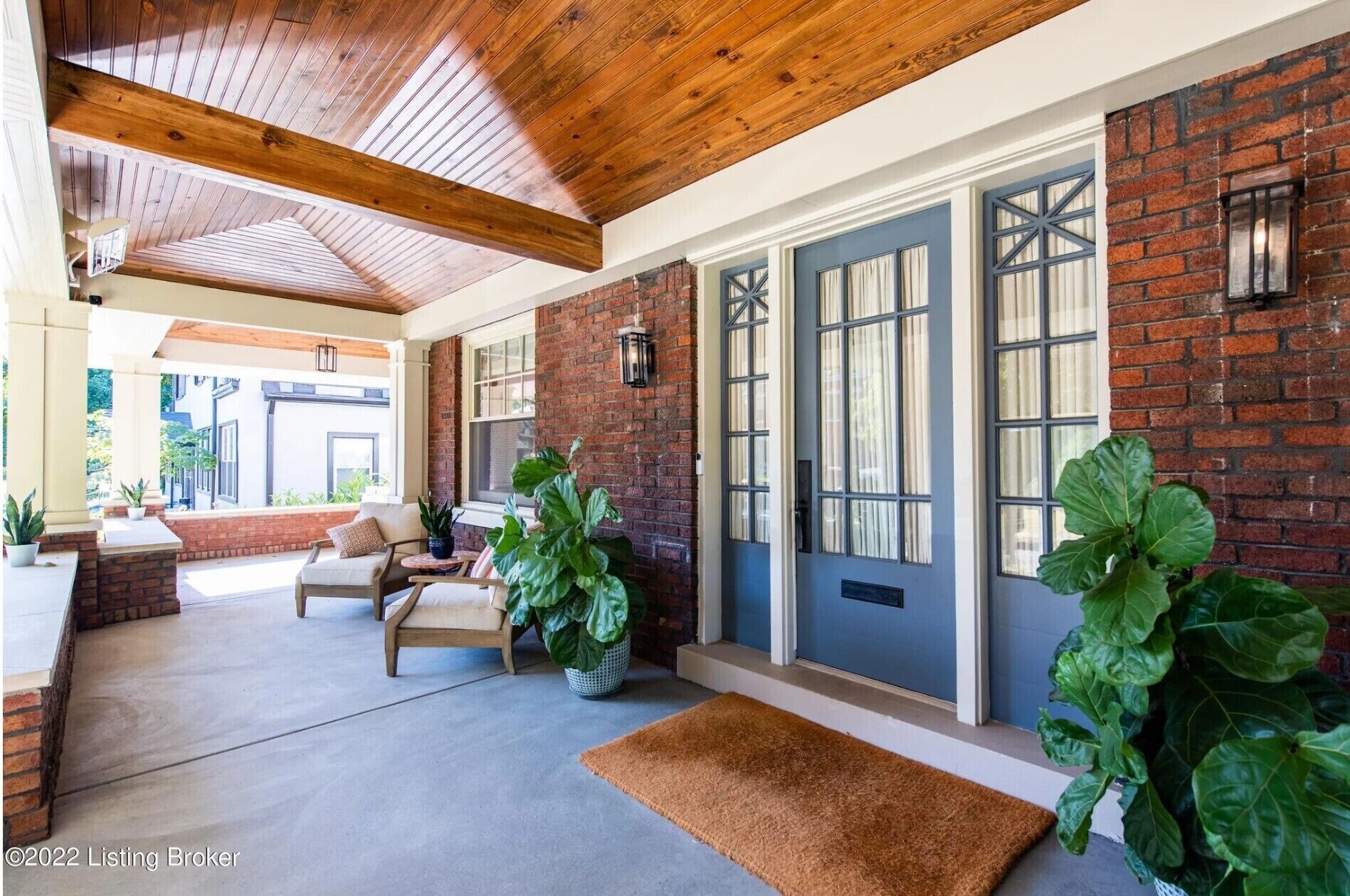 Luxury home w/ hot tub! Only 2 blocks from restaurants and bars! 4 mi from Derby