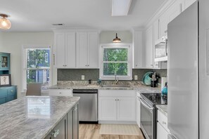 ثلاجة، فرن، موقد طهي مسطح، غسالة أطباق