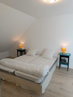 4 bedrooms, desk, iron/ironing board, free WiFi