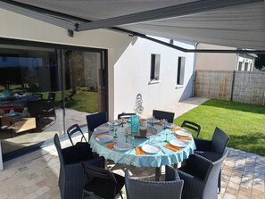 Outdoor dining - Séduisante Maison A 500 M DE LA Plage. Baignade, Bronzette, Pêche Assurée !!! (Pénestin)