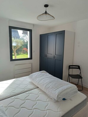 4 chambres, bureau, fer et planche à repasser, accès au Wi-Fi (inclus)