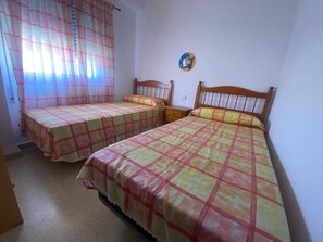 3 عدّة غرف نوم ومكواة/لوح كي وملاءات أسرّة