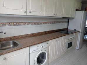 Jääkaappi, mikroaaltouuni, uuni, kahvin-/teenkeitin