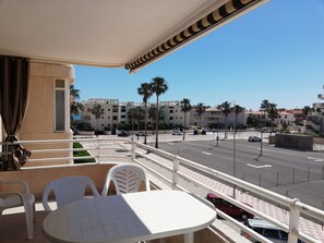 Outdoor dining - Apartment with two bedrooms, garage, swimming pool and tennis court! (Xeraco Playa)