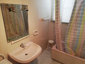 Ducha, toallas, papel higiénico