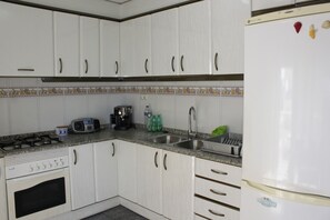 Fridge, microwave, oven, cookware/dishes/utensils - Descans esc.D 4º pta.7 Only Families (Xeraco Playa)