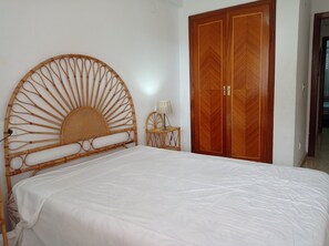 2 makuuhuonetta, silitysrauta/-lauta, vuodevaatteet