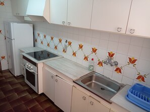 Jääkaappi, mikroaaltouuni, uuni, kahvin-/teenkeitin