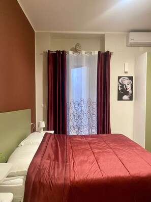 Kamar Double Klasik | Tirai kedap cahaya dan Wi-Fi gratis