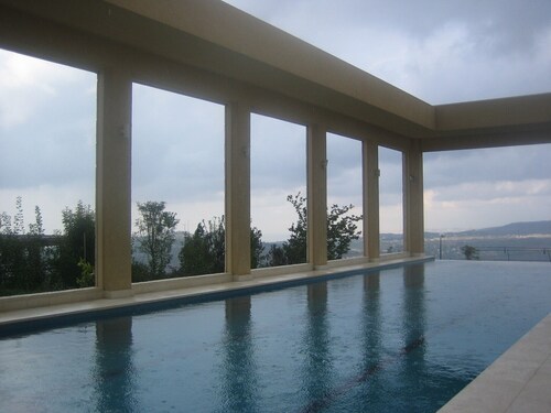 Beautiful estate with large garden and swimming pool 15 minutes from Jerusalem