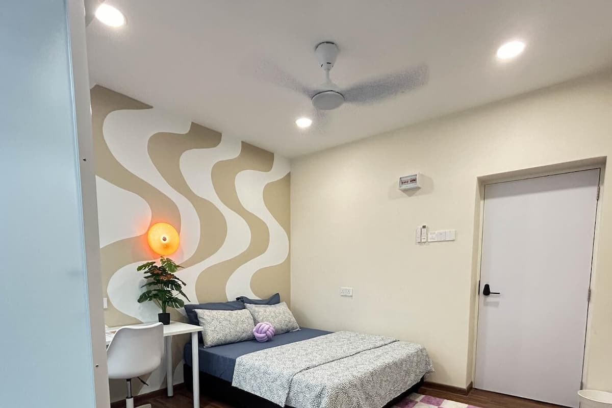 Desk, laptop workspace, iron/ironing board, free WiFi