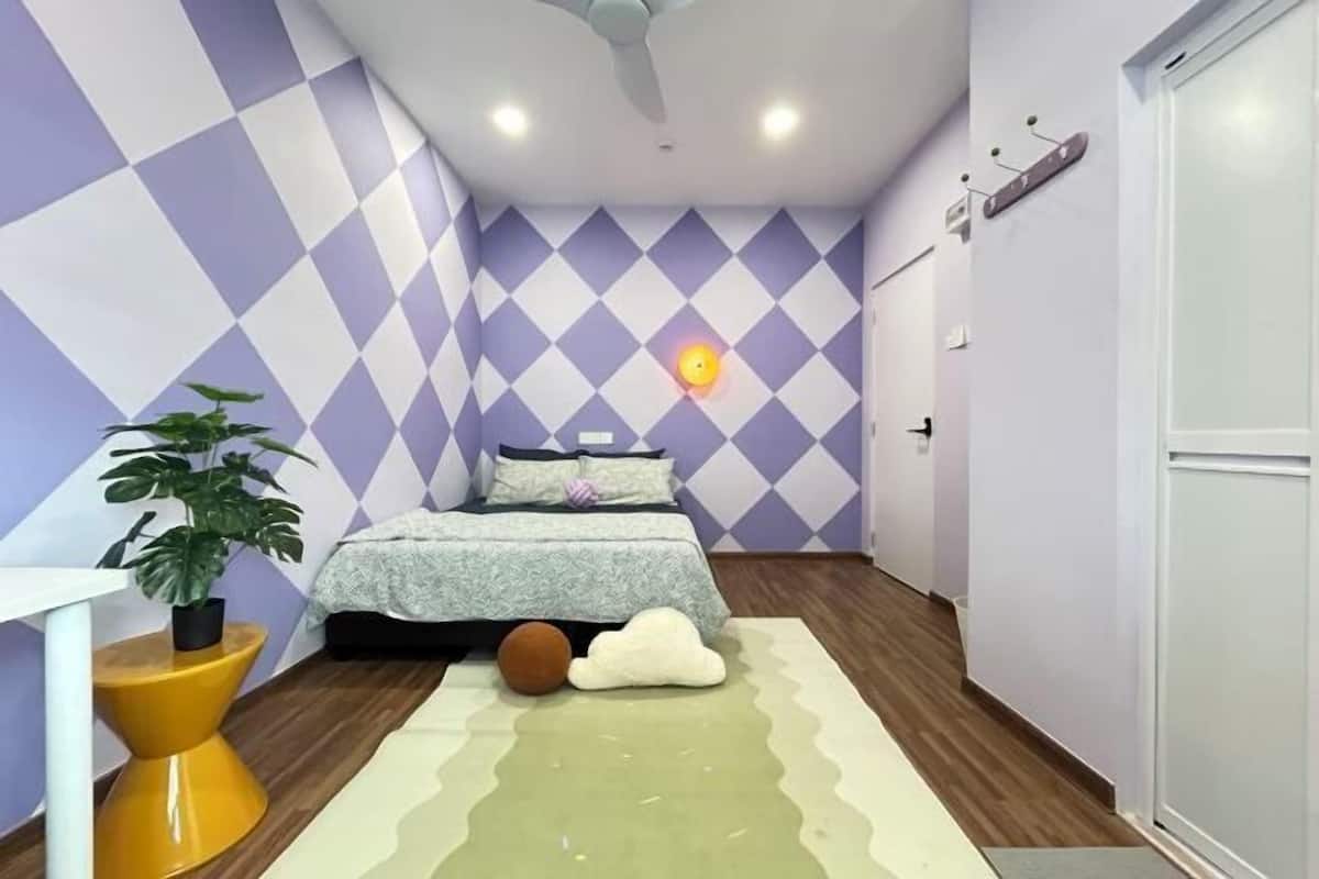 Desk, laptop workspace, iron/ironing board, free WiFi