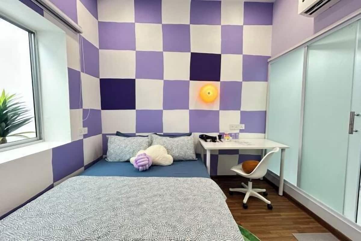 Desk, laptop workspace, iron/ironing board, free WiFi