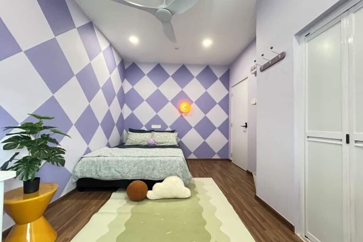 Desk, laptop workspace, iron/ironing board, free WiFi