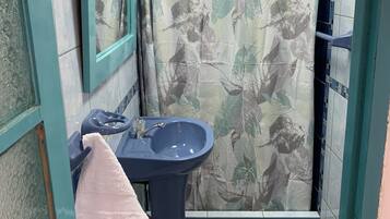 Douche, serviettes fournies, savon, papier toilette
