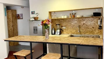 Fogão, talheres/pratos/utensílios de cozinha, especiarias