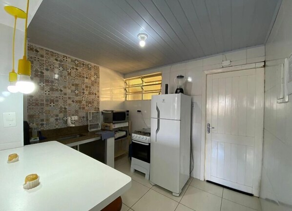 Fridge, microwave, oven - Condominio Edificio Carlos Rohm (Praia Grande)