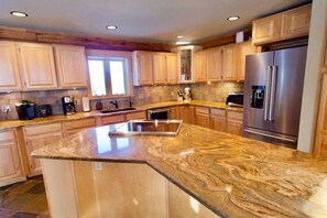 Fridge, microwave, oven, stovetop - Huge Log Home on Private Land in the Rockies (Nederland)