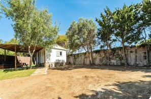 Property grounds - 2-bedroom apartment in serene Bolonia with AC (Bolonia)