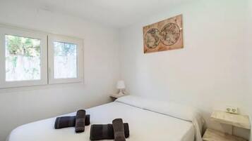 2 dormitorios, tabla de planchar con plancha, ropa de cama