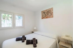 2 chambres, fer et planche à repasser, draps fournis