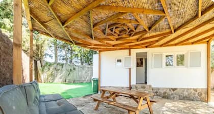 2-bedroom apartment in serene Bolonia with AC