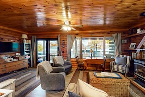Televisión, chimenea y libros 