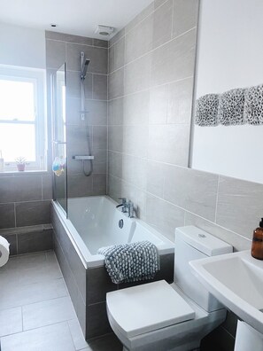 Cottage | Bathroom | Combined shower/bathtub, deep-soaking bathtub, hair dryer, towels - Beautiful 3-bed Cottage With Stunning sea Views (Saltburn-by-the-Sea)