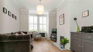 Living area - Immaculate 2-bed House in Harrogate (Harrogate)