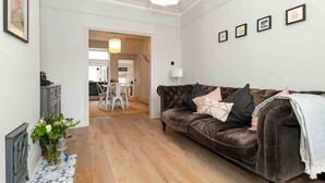 Living area - Immaculate 2-bed House in Harrogate (Harrogate)