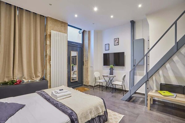 1 habitación, tabla de planchar con plancha, wifi gratis y ropa de cama 