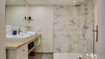 Douche, sĂšche-cheveux, shampoing