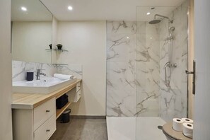 Unclassified image, 3 of 7, button