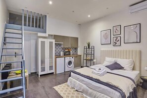 Unclassified image, 3 of 7, button