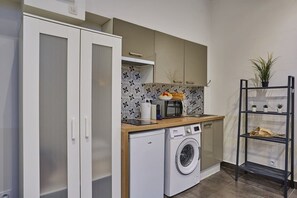 Refrigerador, microondas, parrilla de estufa y cafetera y tetera 