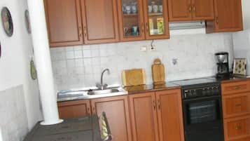 Classic House, 2 Bedrooms, Private Bathroom, Garden View | Private kitchen | Fridge, oven, stovetop, toaster